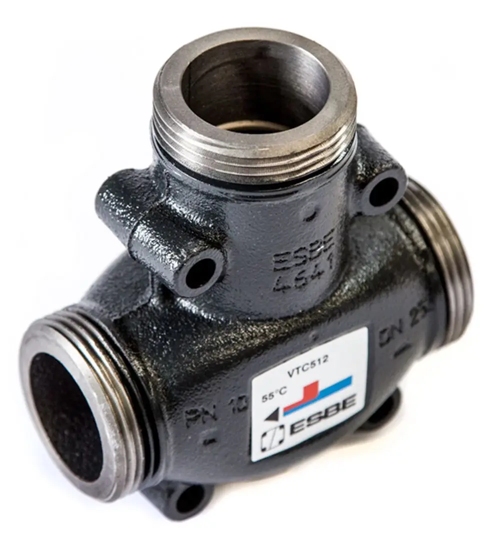 Schwarzes Metallstück mit mehreren Gewindeanschlüssen und einem Aufkleber. Das Produkt scheint Teil eines Heizungs- oder Temperaturregelungssystems von Daikin zu sein.